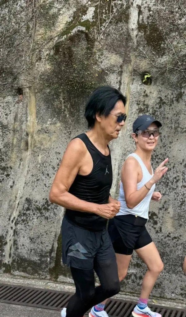 信康配资 70岁影帝香港街头无人合影！网友：不奇怪！